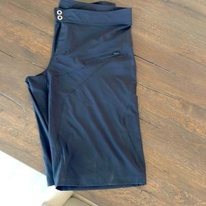 Size 40 men’s Specialized shorts black
